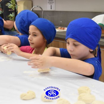 Crianças do 1º ano colocam a mão na massa para produzir os pães da Celebração de Páscoa