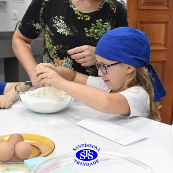Crianças do 1º ano colocam a mão na massa para produzir os pães da Celebração de Páscoa