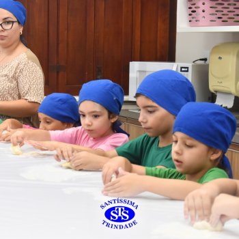 Crianças do 1º ano colocam a mão na massa para produzir os pães da Celebração de Páscoa