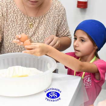 Crianças do 1º ano colocam a mão na massa para produzir os pães da Celebração de Páscoa