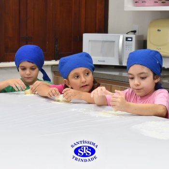 Crianças do 1º ano colocam a mão na massa para produzir os pães da Celebração de Páscoa