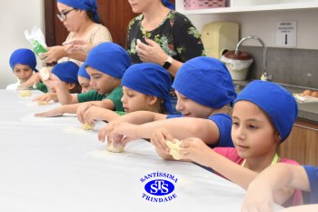 Crianças do 1º ano colocam a mão na massa para produzir os pães da Celebração de Páscoa