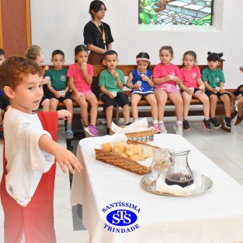 Turmas da Educação Infantil celebram a Páscoa de forma lúdica com partilha do pão, atos de solidariedade e alegria