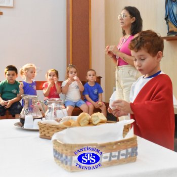Turmas da Educação Infantil celebram a Páscoa de forma lúdica com partilha do pão, atos de solidariedade e alegria