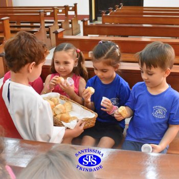 Turmas da Educação Infantil celebram a Páscoa de forma lúdica com partilha do pão, atos de solidariedade e alegria