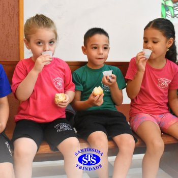 Turmas da Educação Infantil celebram a Páscoa de forma lúdica com partilha do pão, atos de solidariedade e alegria