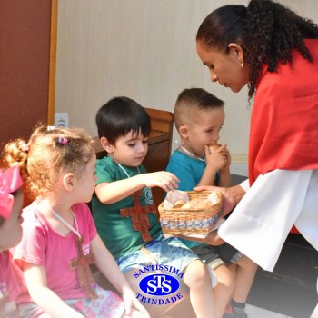 Turmas da Educação Infantil celebram a Páscoa de forma lúdica com partilha do pão, atos de solidariedade e alegria