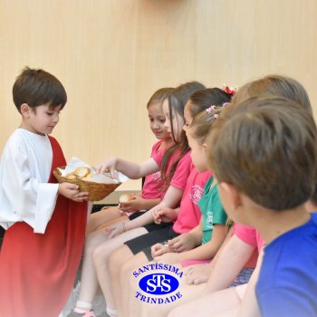 Turmas da Educação Infantil celebram a Páscoa de forma lúdica com partilha do pão, atos de solidariedade e alegria