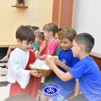 Turmas da Educação Infantil celebram a Páscoa de forma lúdica com partilha do pão, atos de solidariedade e alegria