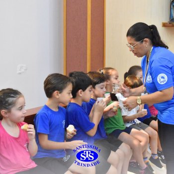 Turmas da Educação Infantil celebram a Páscoa de forma lúdica com partilha do pão, atos de solidariedade e alegria