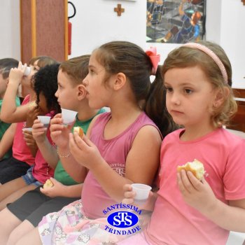 Turmas da Educação Infantil celebram a Páscoa de forma lúdica com partilha do pão, atos de solidariedade e alegria
