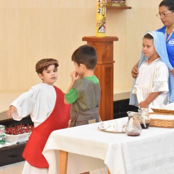 Turmas da Educação Infantil celebram a Páscoa de forma lúdica com partilha do pão, atos de solidariedade e alegria