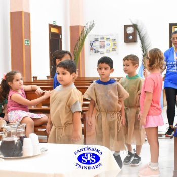 Turmas da Educação Infantil celebram a Páscoa de forma lúdica com partilha do pão, atos de solidariedade e alegria