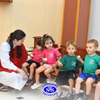 Turmas da Educação Infantil celebram a Páscoa de forma lúdica com partilha do pão, atos de solidariedade e alegria