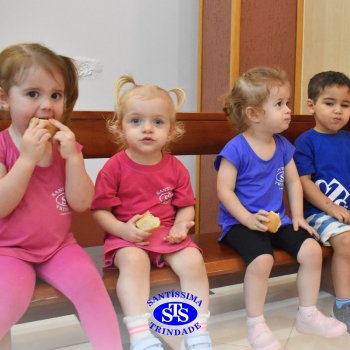 Turmas da Educação Infantil celebram a Páscoa de forma lúdica com partilha do pão, atos de solidariedade e alegria