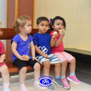 Turmas da Educação Infantil celebram a Páscoa de forma lúdica com partilha do pão, atos de solidariedade e alegria