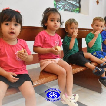 Turmas da Educação Infantil celebram a Páscoa de forma lúdica com partilha do pão, atos de solidariedade e alegria