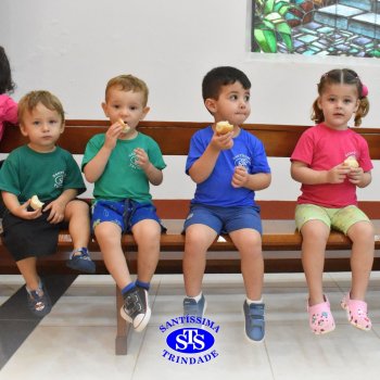 Turmas da Educação Infantil celebram a Páscoa de forma lúdica com partilha do pão, atos de solidariedade e alegria