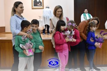 Alunos do 2º ano e suas famílias participam da missa do Colégio