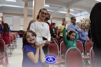 Alunos do 2º ano e suas famílias participam da missa do Colégio