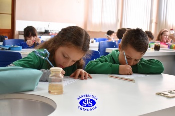 Alunos do 1º ano realizam atividades no Laboratório de Ciências