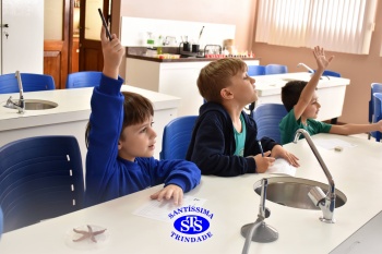 Alunos do 1º ano realizam atividades no Laboratório de Ciências