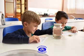 Alunos do 1º ano realizam atividades no Laboratório de Ciências