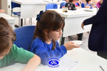 Alunos do 1º ano realizam atividades no Laboratório de Ciências
