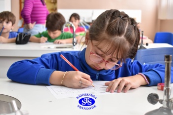 Alunos do 1º ano realizam atividades no Laboratório de Ciências