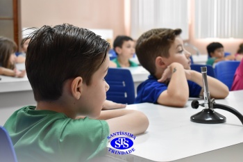 Alunos do 1º ano realizam atividades no Laboratório de Ciências