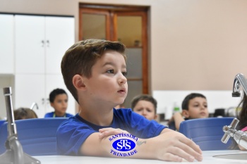 Alunos do 1º ano realizam atividades no Laboratório de Ciências