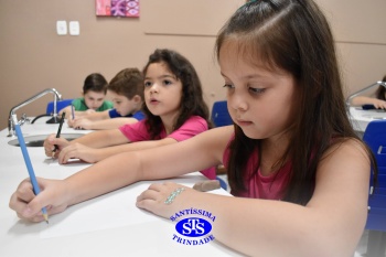 Alunos do 1º ano realizam atividades no Laboratório de Ciências