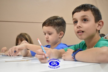 Alunos do 1º ano realizam atividades no Laboratório de Ciências