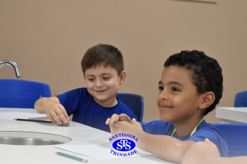 Alunos do 1º ano realizam atividades no Laboratório de Ciências
