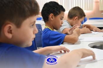 Alunos do 1º ano realizam atividades no Laboratório de Ciências