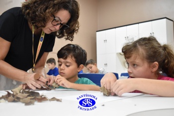 Alunos do 1º ano realizam atividades no Laboratório de Ciências