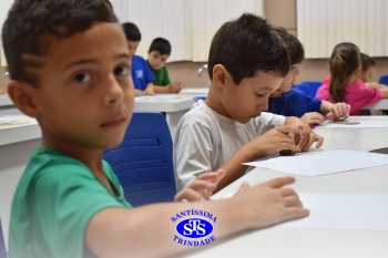 Alunos do 1º ano realizam atividades no Laboratório de Ciências