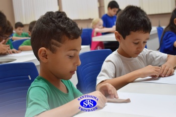 Alunos do 1º ano realizam atividades no Laboratório de Ciências