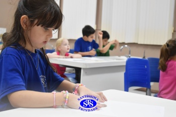 Alunos do 1º ano realizam atividades no Laboratório de Ciências