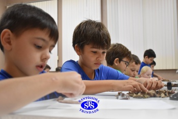 Alunos do 1º ano realizam atividades no Laboratório de Ciências
