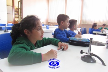 Alunos do 1º ano realizam atividades no Laboratório de Ciências