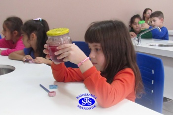 Alunos do 1º ano realizam atividades no Laboratório de Ciências