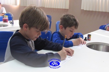 Alunos do 1º ano realizam atividades no Laboratório de Ciências