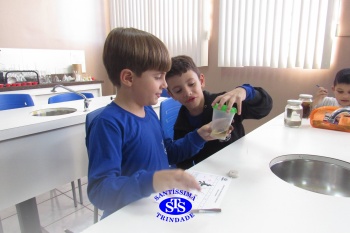 Alunos do 1º ano realizam atividades no Laboratório de Ciências
