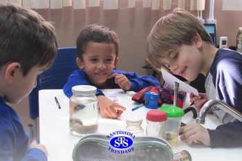 Alunos do 1º ano realizam atividades no Laboratório de Ciências