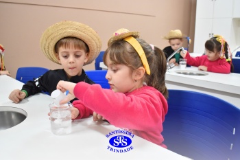 Clima junino chega ao Laboratório de Ciências com as pipocas dançantes