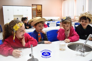 Clima junino chega ao Laboratório de Ciências com as pipocas dançantes