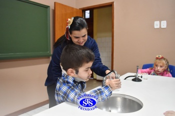 Clima junino chega ao Laboratório de Ciências com as pipocas dançantes