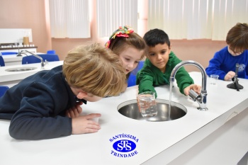Clima junino chega ao Laboratório de Ciências com as pipocas dançantes