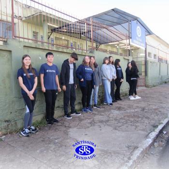 Alunos do Colégio Santíssima fazem releituras de obras de arte em bancos para presentear a comunidade